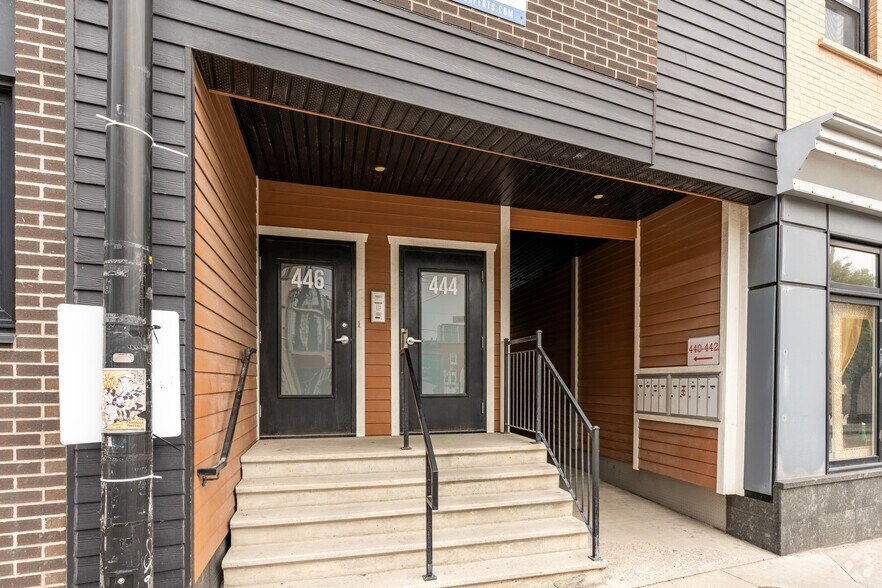 More Photos Of 446 Rue Saint-Vallier O, Québec Storefront Retail Residential For Sale
