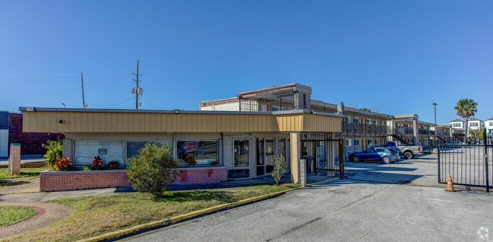 Primary Photo Of 9430 Main St, Houston Hotel For Sale
