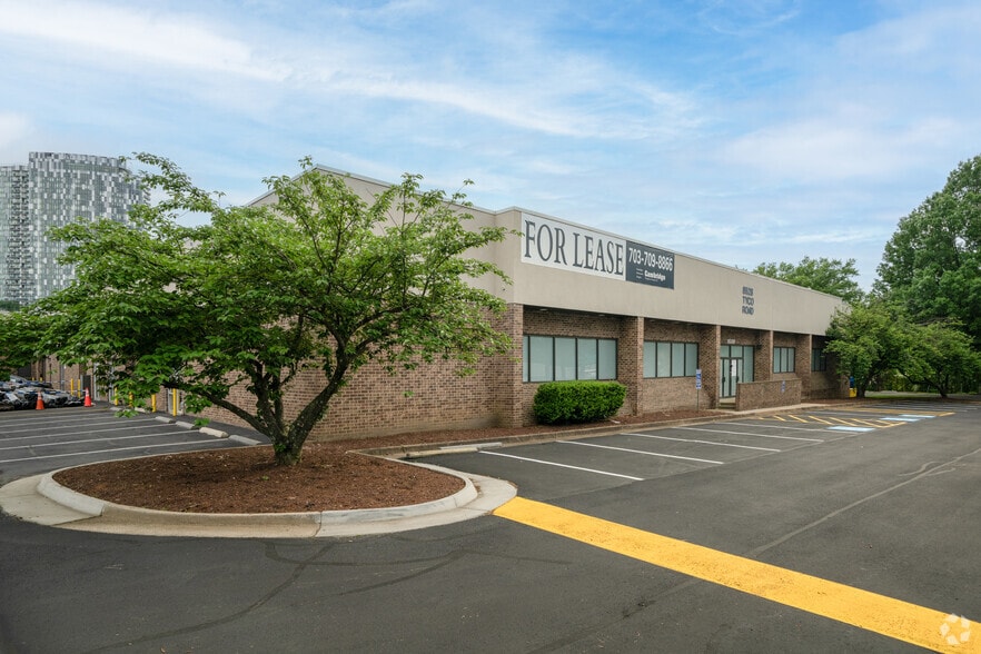 More Photos Of 8520-8528 Tyco Rd, Vienna Warehouse For Lease