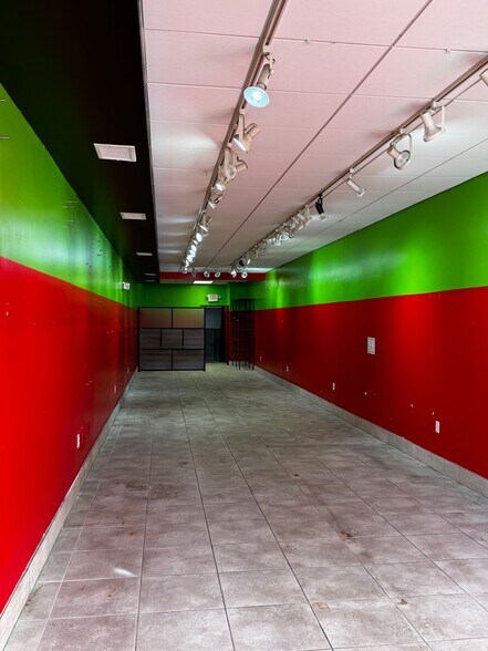 More Photos Of 19-23 N Blvd Of Presidents, Sarasota Storefront For Lease