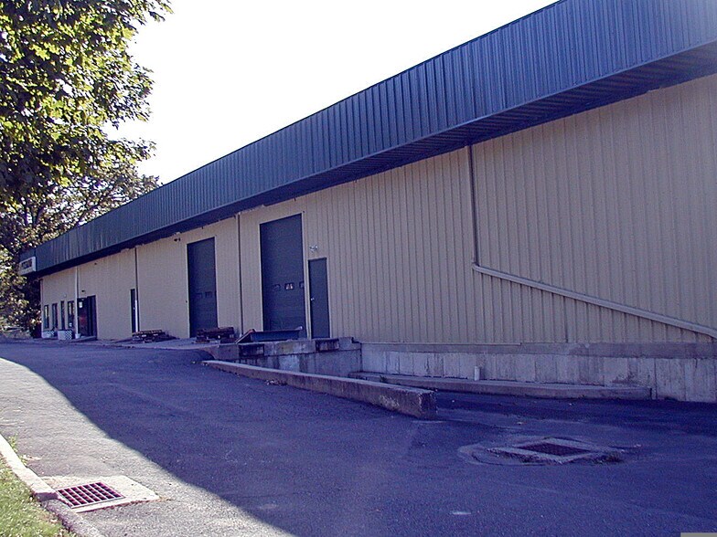 More Photos Of 16 Beaver Brook Rd, Danbury Warehouse For Lease