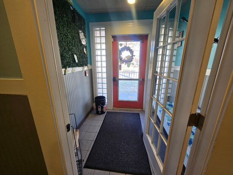 More Photos Of 48 School St, Lincoln Restaurant For Sale