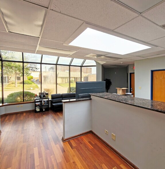 More Photos Of 1221 Jarvis Ave, Elk Grove Village Warehouse For Lease