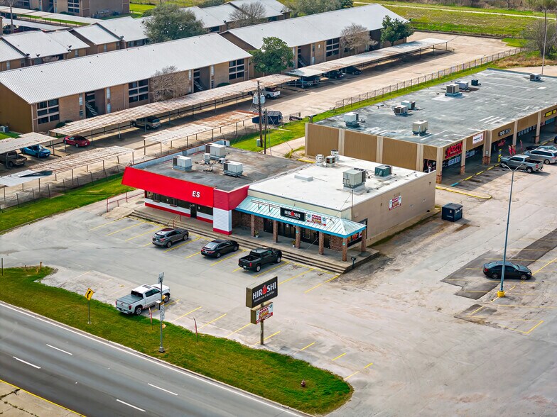 More Photos Of 301-327 S Brazosport Blvd, Freeport Storefront For Lease