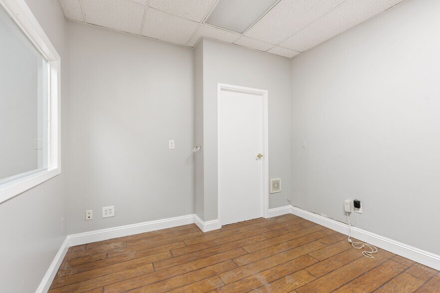 More Photos Of 1293 Clove Rd, Staten Island Office For Lease