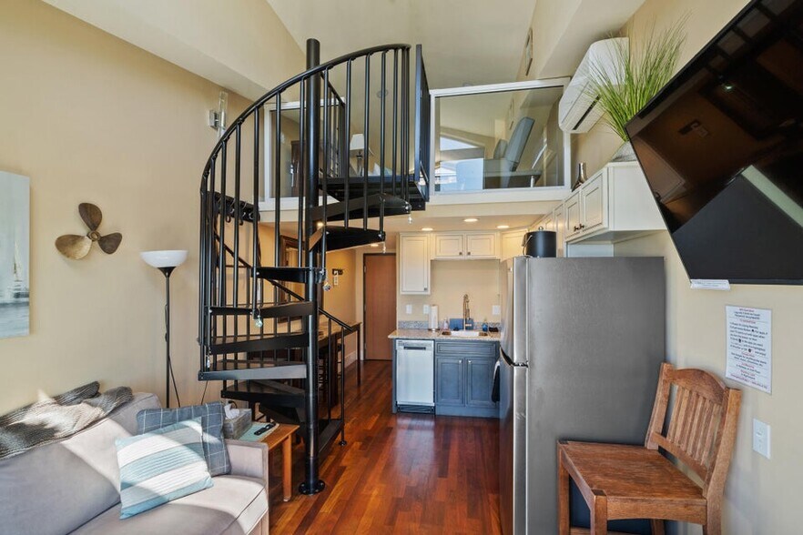 More Photos Of 1505 Pacific Ave NW, Oceanside Hotel For Sale