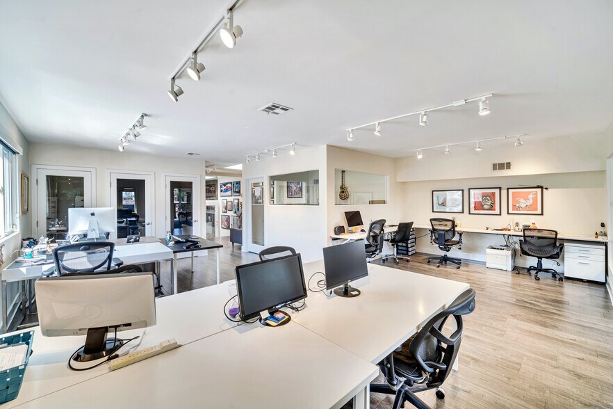 More Photos Of 850 S Robertson Blvd, Los Angeles Loft Creative Space For Lease