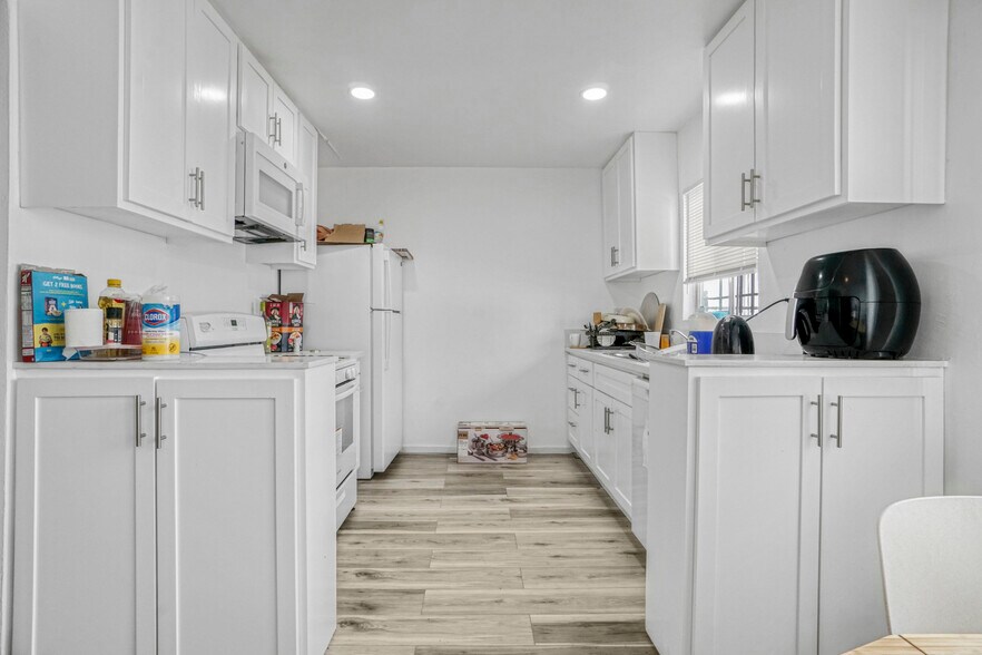 More Photos Of 2055 S Corning St, Los Angeles Apartments For Sale