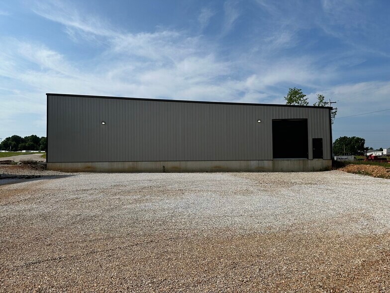 More Photos Of 53 Evergreen Rd, Strafford Warehouse For Lease