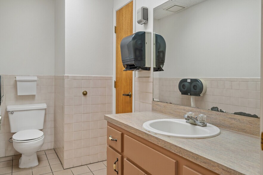 More Photos Of 601 S Us-41, Inverness Medical For Sale