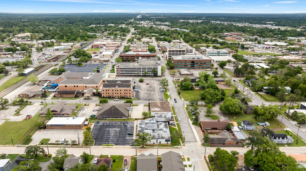 More Photos Of 702 N Thompson St, Conroe Office For Sale