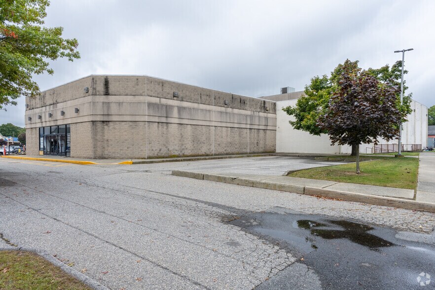 More Photos Of 1003 Poquonnock Rd, Groton Movie Theatre For Lease