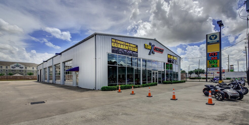 More Photos Of 14902 N Fwy Service Rd, Houston Freestanding For Lease