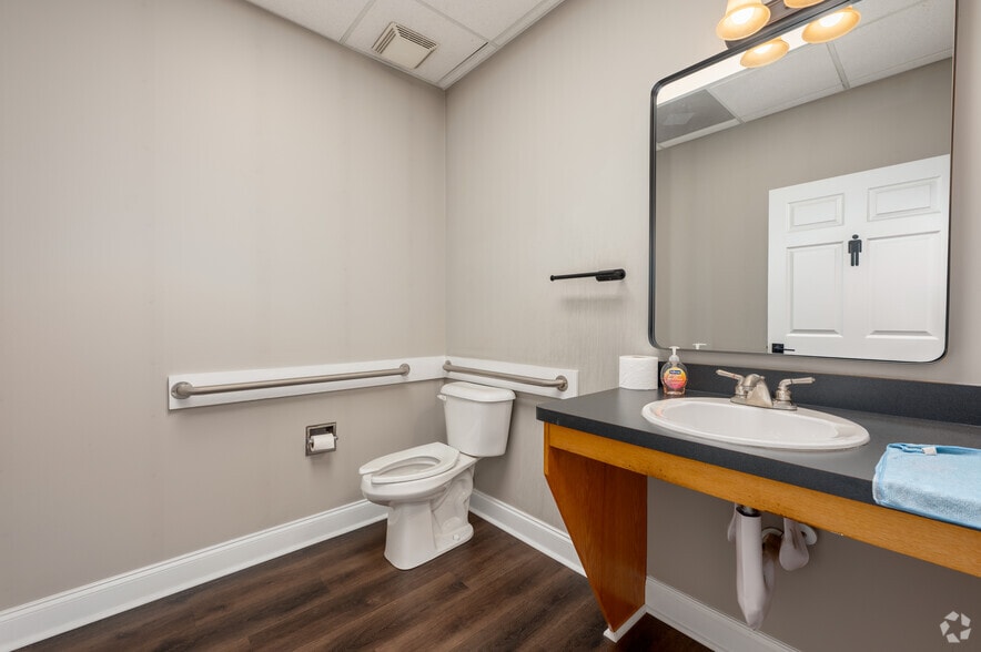 More Photos Of 4913 Summer Oak Dr, Buford Service For Lease