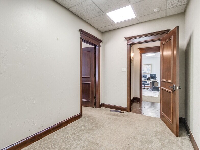 More Photos Of 2425 Wilcox Dr, Norman Office For Sale