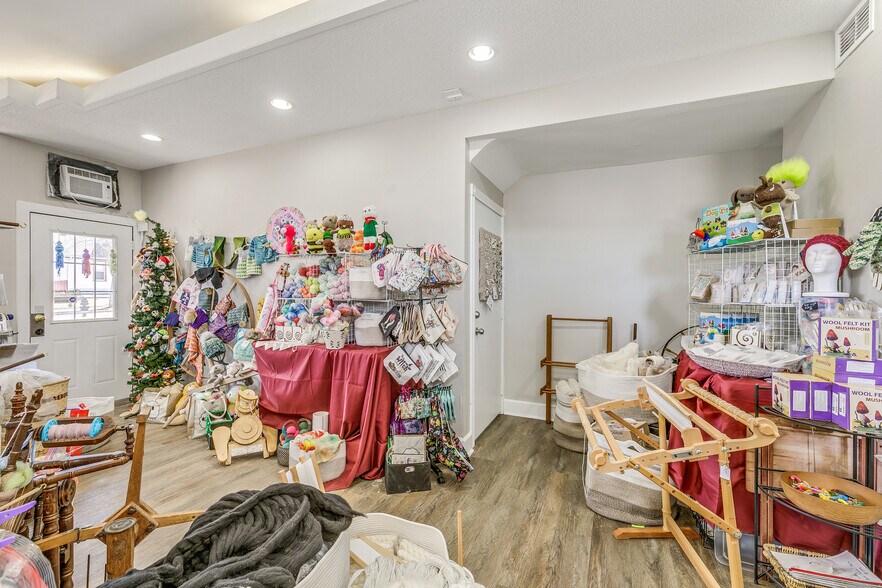 More Photos Of 609-611 N Dale St N, Saint Paul Storefront Retail Residential For Sale