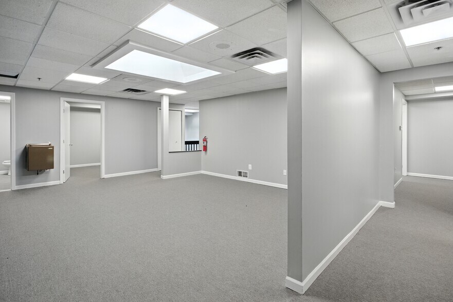 More Photos Of 4800 Joslyn Rd, Lake Orion Light Manufacturing For Sale