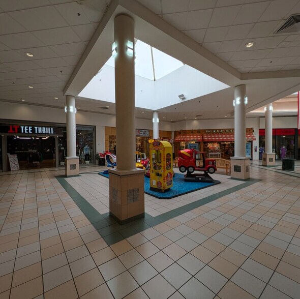 More Photos Of 123 Palmer Park Mall, Easton Unknown For Lease