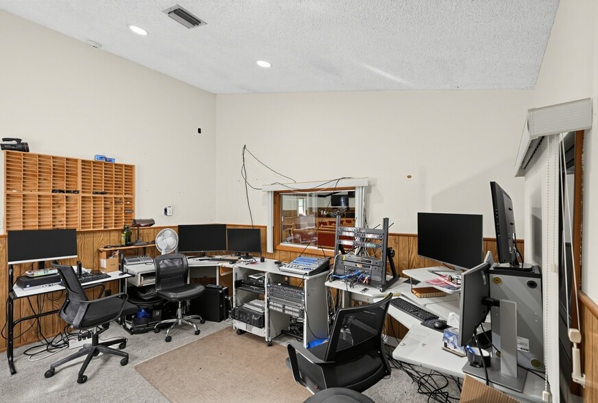 More Photos Of 1110 Coles Mill Rd, Williamstown Specialty For Sale