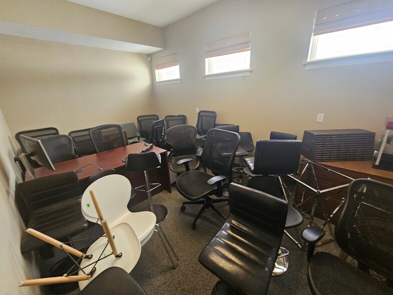 More Photos Of 30 Ridgeway Cir, Woodstock Office For Sale