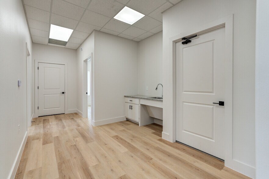 More Photos Of 3229 118th St, Lubbock Distribution For Sale