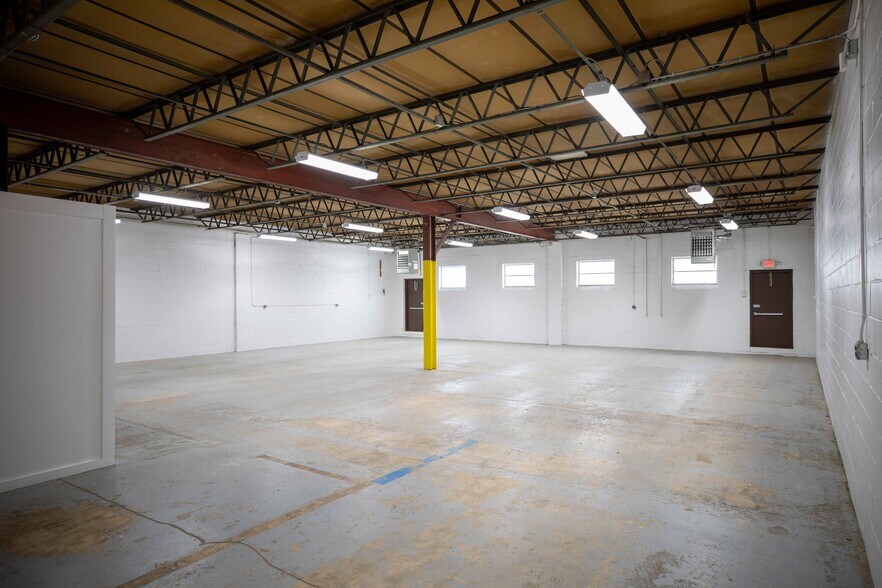 More Photos Of 20 Cain Dr, Plainview Warehouse For Lease