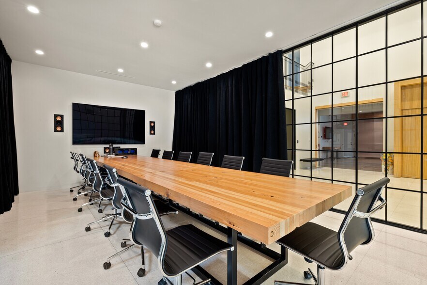 More Photos Of 7207 Melrose Ave, Los Angeles Storefront Retail Office For Lease