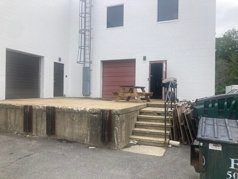 More Photos Of 100 Weymouth St, Rockland Warehouse For Lease