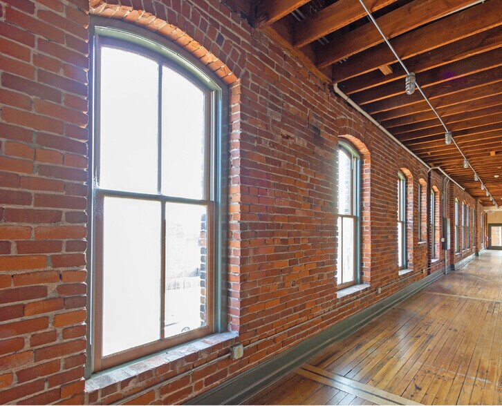 More Photos Of 390 S Main St, Memphis Office For Sale