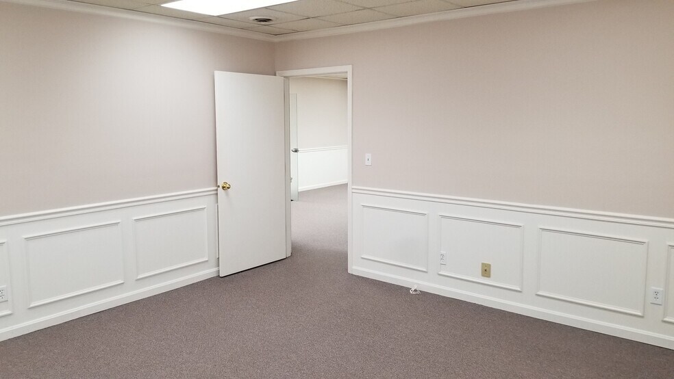 More Photos Of 2701-2709 Washington ave, Evansville Office For Sale