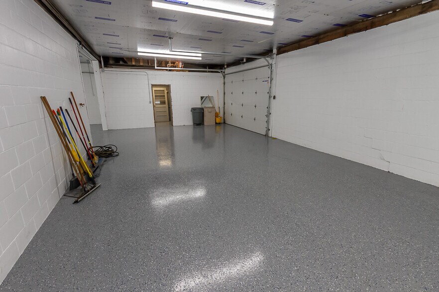 More Photos Of 925 Virginia St, Shelbyville Warehouse For Lease