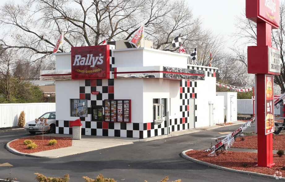 Primary Photo Of 700 Georgesville Rd, Columbus Fast Food For Lease