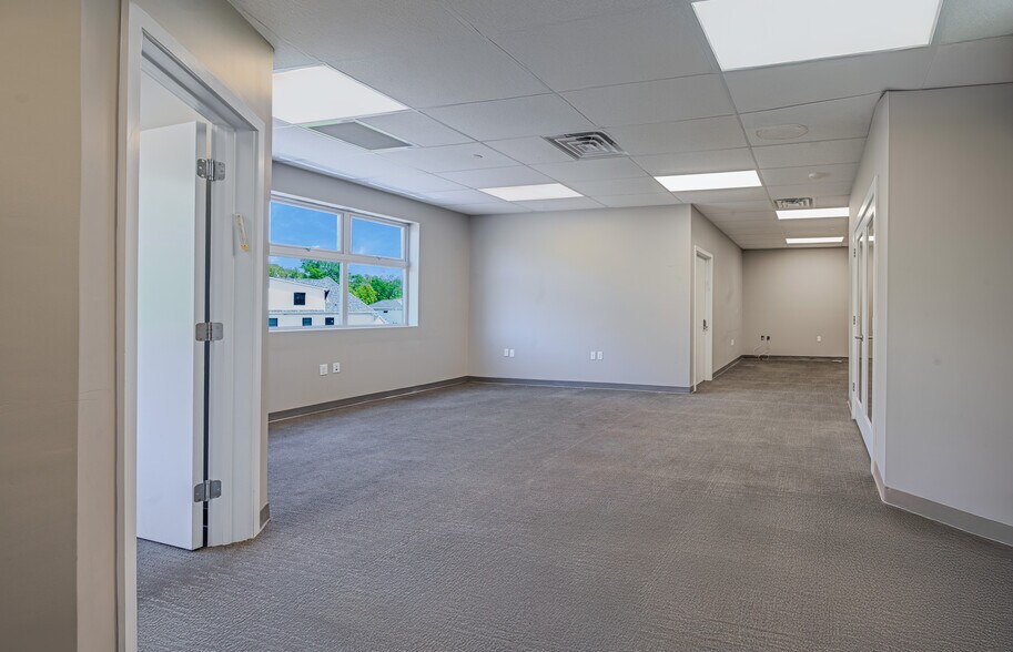 More Photos Of 1105 E County Line Rd, Lakewood Office For Lease