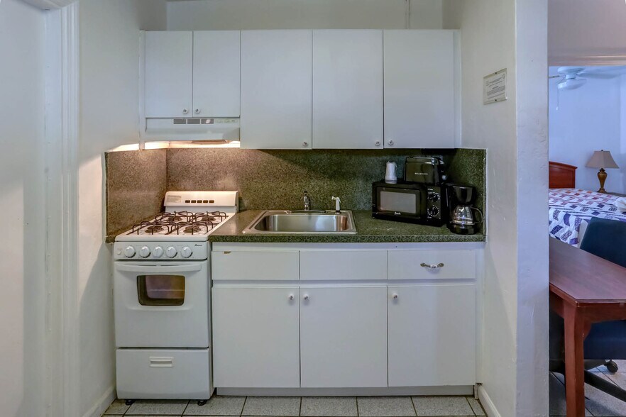 More Photos Of 1411 S Federal Hwy, Hollywood Hotel For Sale