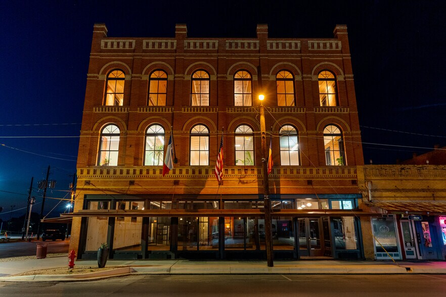 More Photos Of 119 W San Antonio St, Lockhart Storefront Retail Office For Lease