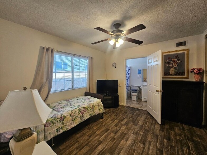 More Photos Of 17441 Hiawatha St, Granada Hills Assisted Living For Sale