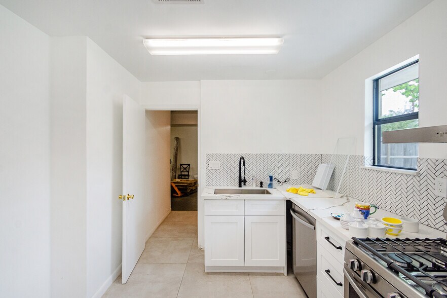 More Photos Of 5904 Dolores St, Houston Office For Lease