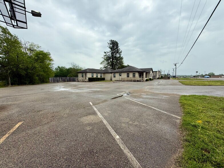 More Photos Of 2410 S Main St, Lindale Office For Sale