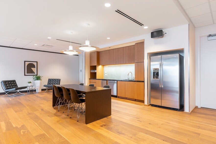 More Photos Of 110 N Wacker Dr, Chicago Coworking Space