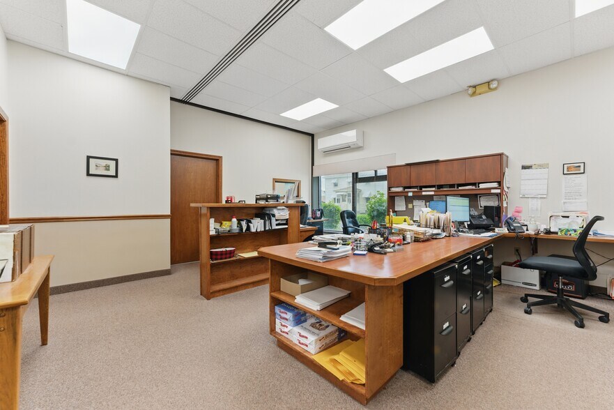 More Photos Of 119 Winsor St, Ludlow Office For Sale