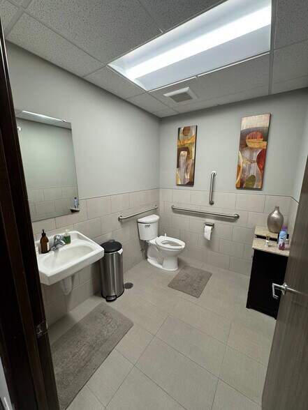 More Photos Of 906 Inwood Ave N, Oakdale Office For Lease