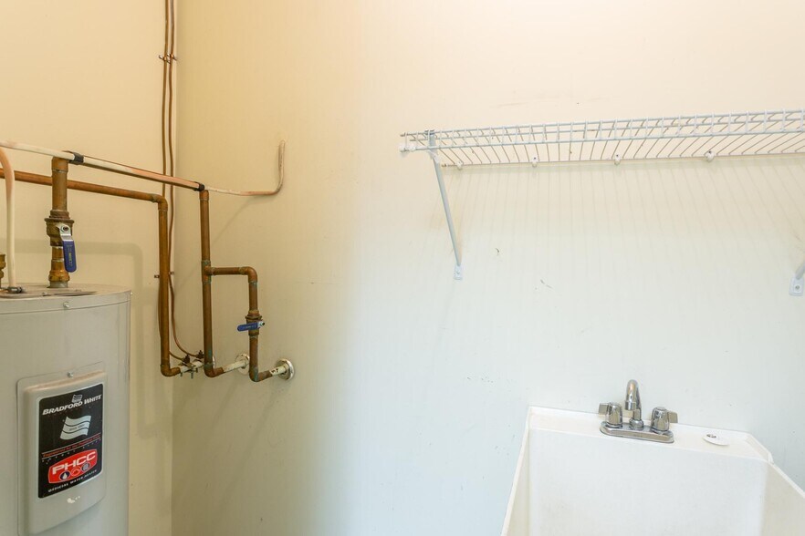 More Photos Of 9972 Spotswood Trl, Mcgaheysville Bank For Lease