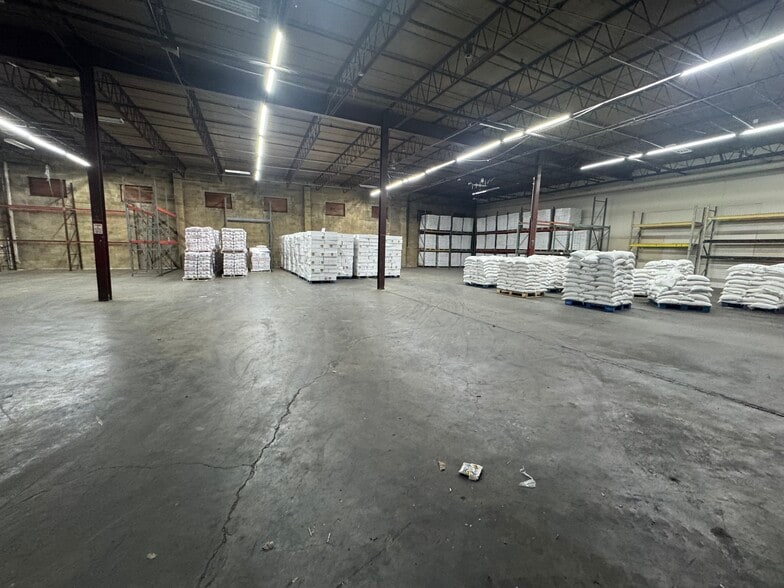 More Photos Of 70 Somerset Ave, Hicksville Warehouse For Lease
