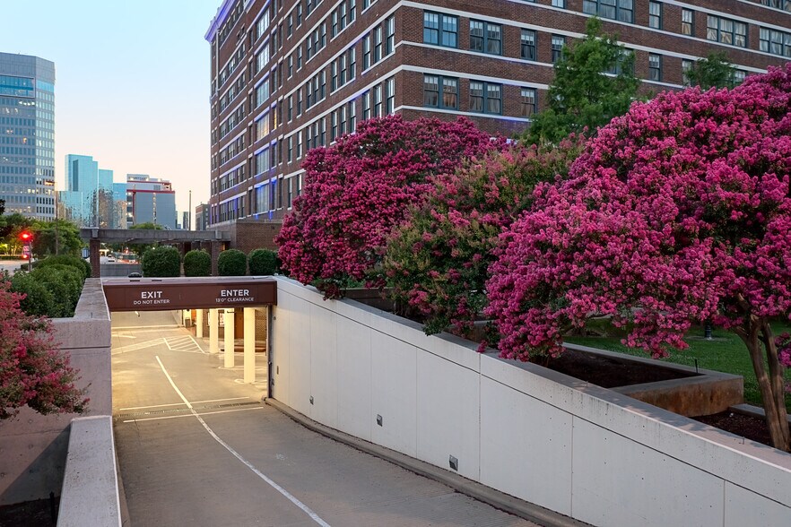 More Photos Of 900 Jackson St, Dallas Office For Lease