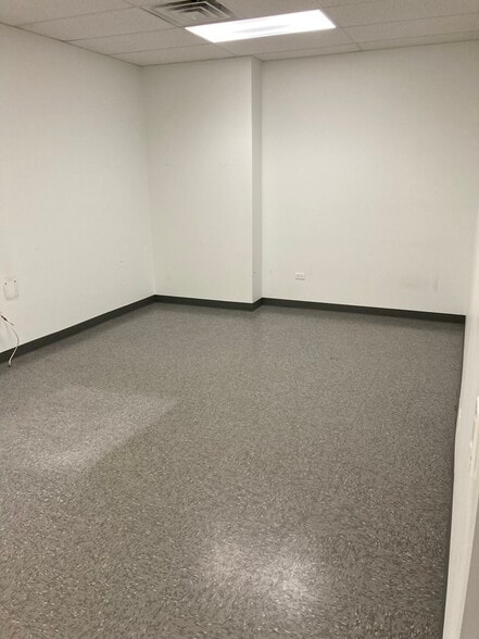 More Photos Of 807-815 Devon Ave, Park Ridge Storefront Retail Residential For Lease