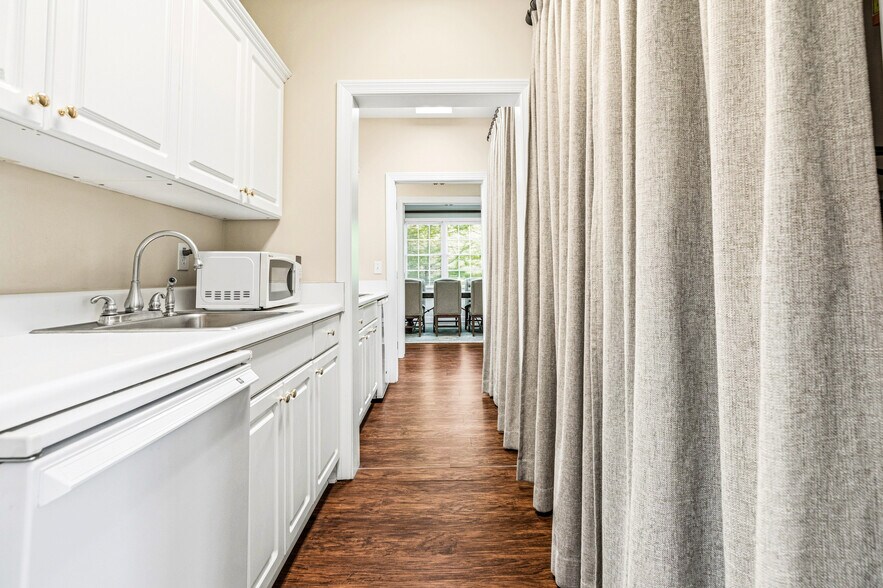 More Photos Of 501 Johnson Ferry Rd, Marietta Office For Sale