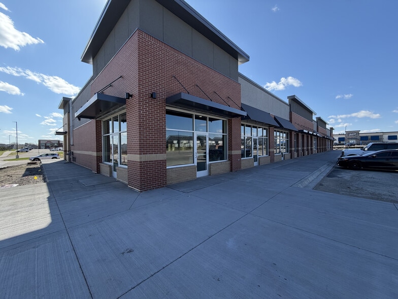 Primary Photo Of Hy-Vee Maple Grove Multi-Tenant Retail, Maple Grove General Retail For Lease