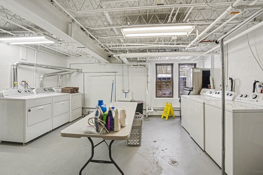 More Photos Of 302 N Trumbull St, Bay City Hotel For Sale