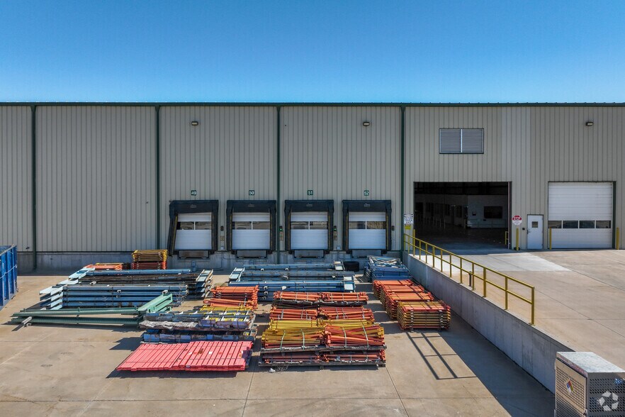 More Photos Of 7200 N Air Capitol Dr, Park City Warehouse For Lease