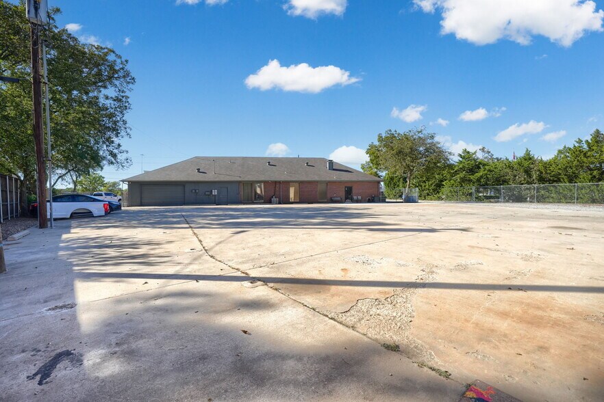 More Photos Of 6812 Avenue K, Plano Flex For Lease